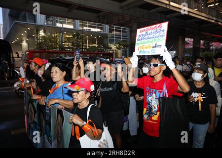 Bangkok, Thailandia. 14 agosto 2023. Fronte Unito di Thammasat e dimostrazione il rally si è tenuto dall'incrocio di Pathumwan al Tempio Pathum Wanaram e all'incrocio di Ratchaprasong. L'area in cui le camicie rosse furono massacrate nel 2010 per chiedere informazioni sulla coscienza del Partito thailandese Pheu, che aveva la stessa posizione di coloro che erano stati uccisi all'epoca, ma stava per unirsi al governo con coloro che sono attualmente coinvolti in tali eventi. (Immagine di credito: © Adirach Toumlamoon/Pacific Press via ZUMA Press Wire) SOLO PER USO EDITORIALE! Non per USO commerciale! Foto Stock