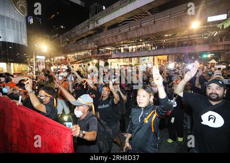 Bangkok, Thailandia. 14 agosto 2023. Fronte Unito di Thammasat e dimostrazione il rally si è tenuto dall'incrocio di Pathumwan al Tempio Pathum Wanaram e all'incrocio di Ratchaprasong. L'area in cui le camicie rosse furono massacrate nel 2010 per chiedere informazioni sulla coscienza del Partito thailandese Pheu, che aveva la stessa posizione di coloro che erano stati uccisi all'epoca, ma stava per unirsi al governo con coloro che sono attualmente coinvolti in tali eventi. (Immagine di credito: © Adirach Toumlamoon/Pacific Press via ZUMA Press Wire) SOLO PER USO EDITORIALE! Non per USO commerciale! Foto Stock