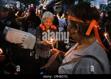 Bangkok, Thailandia. 14 agosto 2023. Fronte Unito di Thammasat e dimostrazione il rally si è tenuto dall'incrocio di Pathumwan al Tempio Pathum Wanaram e all'incrocio di Ratchaprasong. L'area in cui le camicie rosse furono massacrate nel 2010 per chiedere informazioni sulla coscienza del Partito thailandese Pheu, che aveva la stessa posizione di coloro che erano stati uccisi all'epoca, ma stava per unirsi al governo con coloro che sono attualmente coinvolti in tali eventi. (Immagine di credito: © Adirach Toumlamoon/Pacific Press via ZUMA Press Wire) SOLO PER USO EDITORIALE! Non per USO commerciale! Foto Stock