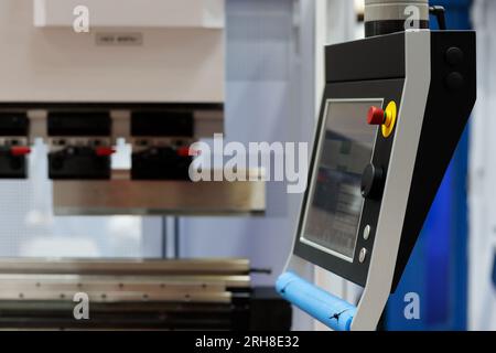 Pannello di controllo touch screen della piegatrice con pressa idraulica CNC. Messa a fuoco selettiva. Foto Stock