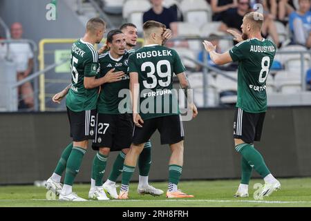 Cracovia, Polonia. 13 agosto 2023. I giocatori del Legia Warszawa festeggiano dopo aver segnato un gol durante la partita di calcio polacca PKO Ekstraklasa League 2023/2024 tra Puszcza Niepolomice e Legia Warszawa allo stadio Cracovia. Punteggio finale; Puszcza Niepolomice 1:1 Legia Warszawa. (Foto di Grzegorz Wajda/SOPA Images/Sipa USA) credito: SIPA USA/Alamy Live News Foto Stock