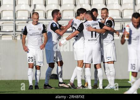 Cracovia, Polonia. 13 agosto 2023. I giocatori di Puszcza Niepolomice festeggiano dopo aver segnato un gol durante la partita di calcio polacca PKO Ekstraklasa League 2023/2024 tra Puszcza Niepolomice e Legia Warszawa allo stadio Cracovia. Punteggio finale; Puszcza Niepolomice 1:1 Legia Warszawa. (Foto di Grzegorz Wajda/SOPA Images/Sipa USA) credito: SIPA USA/Alamy Live News Foto Stock