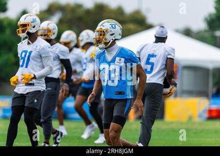 Il defensive back dei Los Angeles Chargers Deane Leonard (33) si scalda durante il training camp al Jack Hammett Sports Complex, lunedì 14 agosto 2023, a Costa Mesa, Calif. (Louis Chen/immagine dello sport) Foto Stock