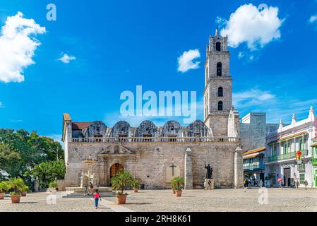 Cuba. L'Avana Vecchia è circondata da quattro piazze, una delle quali è chiamata Plaza de San Francisco. Proprio di fronte all'ex chiesa. Foto Stock