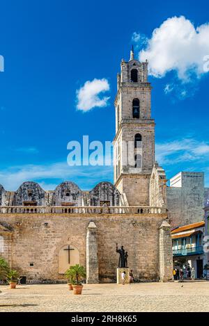 Cuba. L'Avana Vecchia è circondata da quattro piazze, una delle quali è chiamata Plaza de San Francisco. Proprio di fronte all'ex chiesa. Foto Stock