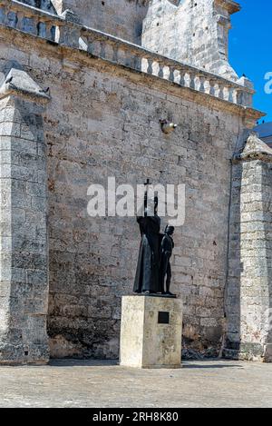 Cuba, l'Avana Vecchia, Statua di Fray Junipero Serra. L'Avana vecchia è circondata da quattro piazze, una delle quali è chiamata Plaza de San Francisco. Foto Stock