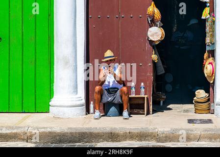 Cuba. L'Avana vecchia è circondata da quattro piazze. In queste piazze fioriscono commercianti, musicisti di strada, carrozze trainate da cavalli e turisti. Foto Stock