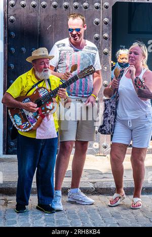 Cuba. L'Avana vecchia è circondata da quattro piazze. In queste piazze fioriscono commercianti, musicisti di strada, carrozze trainate da cavalli e turisti. Foto Stock