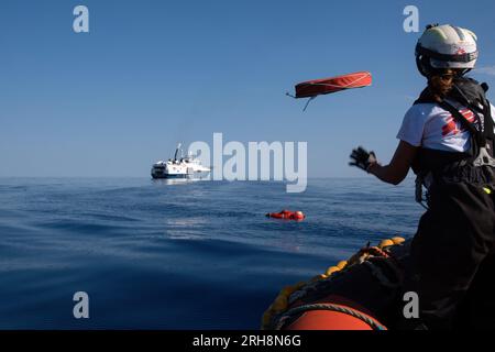 Mar Mediterraneo, Italia. 14 agosto 2023. Un membro della squadra di soccorso di Doctor Without Borders conduce esercitazioni in mare aperto prima di entrare nella zona SAR. 36a rotazione di Medici senza frontiere a bordo dei Geo Barents. Credito: SOPA Images Limited/Alamy Live News Foto Stock