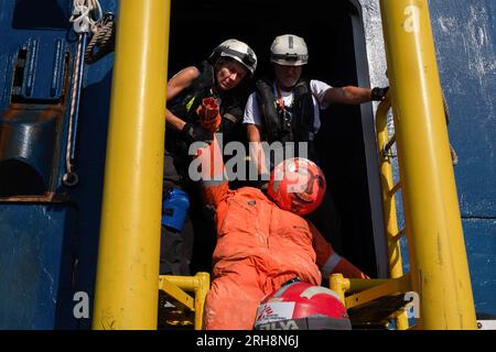 Mar Mediterraneo, Italia. 14 agosto 2023. I membri dell'equipaggio Doctors Without Borders prendono un manichino a bordo durante un'esercitazione di salvataggio a bordo dei Geo Barents. 36a rotazione di Medici senza frontiere a bordo dei Geo Barents. Credito: SOPA Images Limited/Alamy Live News Foto Stock