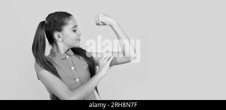 Potere femminile. Braccio flessibile femmina bambino su sfondo giallo. Gesto di potere e forza. Volto bambino, poster orizzontale, ritratto isolato di ragazza adolescente, ba Foto Stock