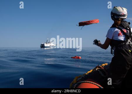 Mar Mediterraneo, Italia. 14 agosto 2023. Un membro della squadra di soccorso di Doctor Without Borders conduce esercitazioni in mare aperto prima di entrare nella zona SAR. 36a rotazione di Medici senza frontiere a bordo dei Geo Barents. (Foto di Ximena Borrazas/SOPA Images/Sipa USA) credito: SIPA USA/Alamy Live News Foto Stock