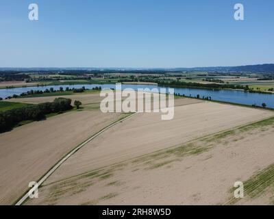 Fiume Danubio con campi prosciugati vicino a Woerth Donau e la chiusa di Geisling, Foto Stock