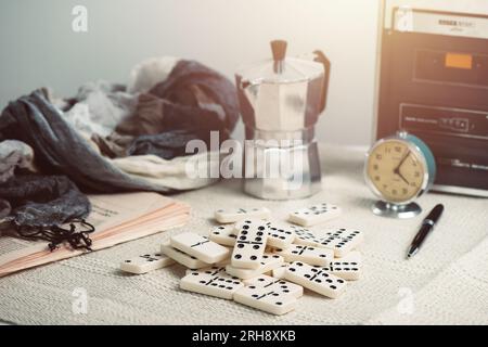 Cumulo di piastrelle Domino sul tavolo. Domino è uno dei giochi classici più famosi. Foto Stock