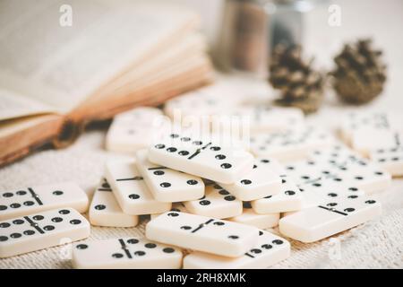 Cumulo di piastrelle Domino sul tavolo. Domino è uno dei giochi classici più famosi. Foto Stock