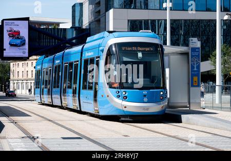 West Midlands Metro tram in Centenary Square, Birmingham, Regno Unito Foto Stock