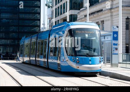 West Midlands Metro tram in Centenary Square, Birmingham, Regno Unito Foto Stock