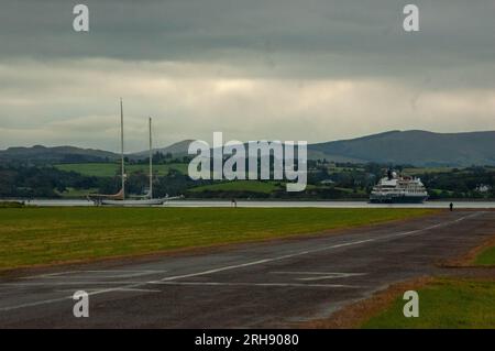 Bantry Bay, Cork, Irlanda. Lunedì 7 agosto 2023, Bantry West Cork Irlanda; la nave da crociera Island Sky è arrivata oggi al porto di Bantry. La nave registrata Europa Bahamas, che si trovava a Bantry lo scorso anno, trasportando 400 passeggeri, ha gettato l'ancora alle 8 del mattino e i passeggeri sono sbarcati per le gite di un giorno a Killarney, la penisola di Beara e intorno alla città di Bantry. Il veliero Adela, dalle Isole Camen, con Island Sky sullo sfondo. Credit; ed/Alamy Live News Foto Stock