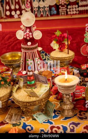 India, Ladakh, Leh Valley, Sakti, Takthok, interno della sala di preghiera del monastero, lampada al burro e sculture sull'altare Foto Stock