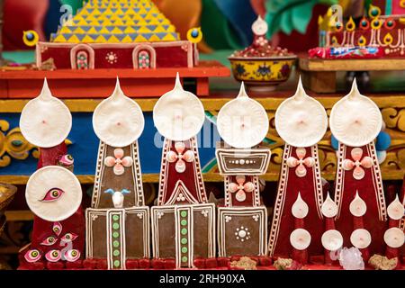 India, Ladakh, Leh Valley, Sakti, Takthok, interno della sala di preghiera del monastero, sculture di burro sull'altare Foto Stock