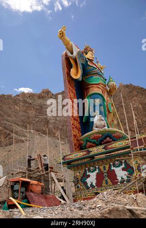 India, Jammu e Kashmir, Ladakh, Bodhkharbu, statua gigante di Guru Padmasambhava in fase di ristrutturazione Foto Stock