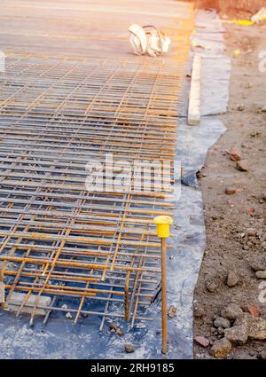 Gabbia di rinforzo posizionata all'interno dell'otturatore e pronta per essere versata con calcestruzzo Foto Stock