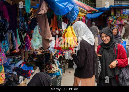 India, Jammu e Kashmir, vecchio bazar di Kargil, donne musulmane che fanno shopping in un bazar di abbigliamento Foto Stock