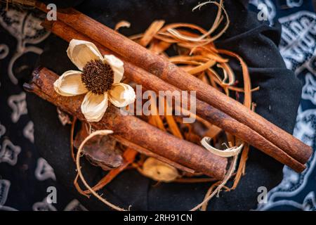 Vari tipi di spezie in ciotola di legno e fiori essiccati Foto Stock