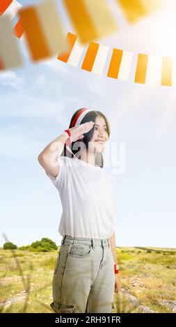 La ragazza indonesiana celebra il giorno dell'indipendenza indonesiana il 17 agosto con gesti rispettosi. Giorno dell'indipendenza dell'Indonesia Foto Stock