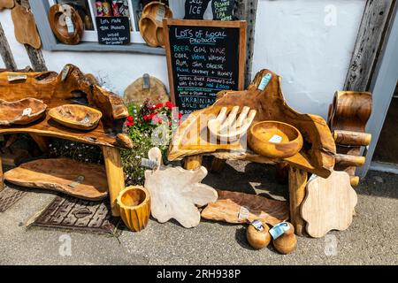 Decorazioni artigianali in legno rustico all'esterno del negozio di birra e gin di Surrey Hills, Shere Village, Surrey, Inghilterra Foto Stock