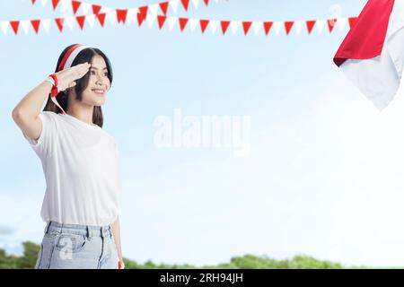 La ragazza indonesiana celebra il giorno dell'indipendenza indonesiana il 17 agosto con gesti rispettosi. Giorno dell'indipendenza dell'Indonesia Foto Stock