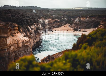 Una vista da una delle fermate turistiche che si affaccia su una costa lungo i dodici Apostoli in Australia. Foto Stock