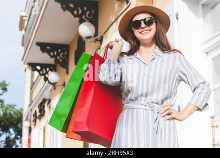 Ritratto di donna alla moda in strada con acquisto in borse colorate. Foto Stock
