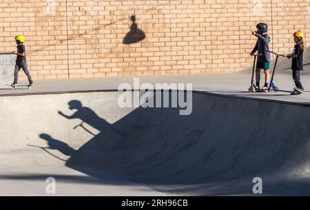 Il Palm Springs Skatepark è costituito da circa 30.000 metri quadrati di superficie di pattinaggio in cemento, progettata per mettere alla prova le abilità di entrambi i pattinatori in linea Foto Stock