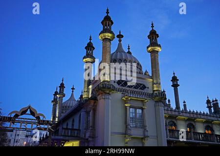 Architettura esterna e design del padiglione reale di notte, palazzo per Re Giorgio IV progettato in stile indiano - Brighton, Regno Unito Foto Stock