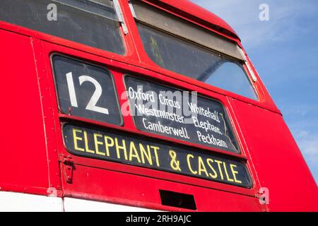 Autobus vintage London Transport Routefinder presso Chain Bridge Honey Farm, Northumberland, Inghilterra Foto Stock