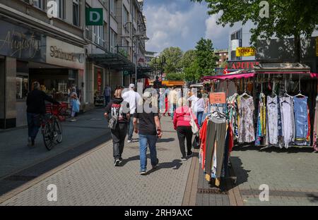 Bottrop, Renania settentrionale-Vestfalia, Germania - molte persone fuori e fuori il giorno del mercato nel centro della città, in Hochstrasse, la principale strada dello shopping Foto Stock