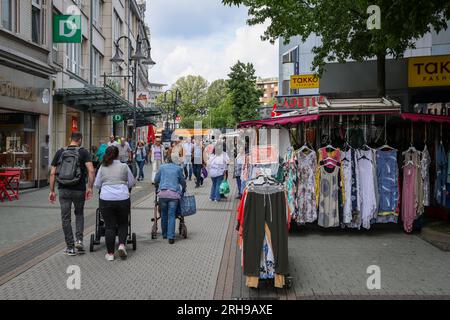 Bottrop, Renania settentrionale-Vestfalia, Germania - molte persone fuori e fuori il giorno del mercato nel centro della città, in Hochstrasse, la principale strada dello shopping Foto Stock