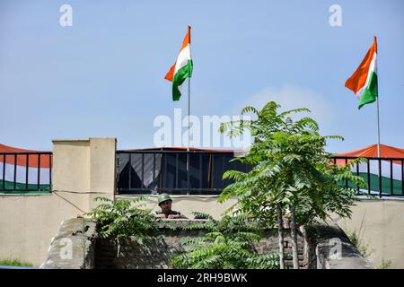 Srinagar, India. 15 agosto 2023. Un soldato paramilitare tiene veglia durante il 77° giorno dell'indipendenza dell'India a Srinagar. (Foto di Saqib Majeed/SOPA Images/Sipa USA) credito: SIPA USA/Alamy Live News Foto Stock