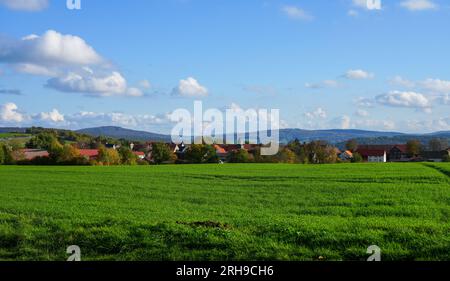 Paesaggio al Goldbergsee nel distretto di Kulmbach. Natura con campi e prati. Foto Stock