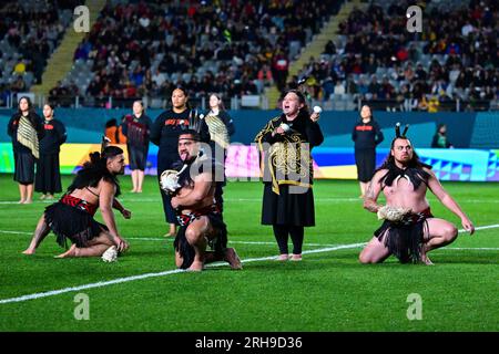 Auckland, nuova Zelanda. 15 agosto 2023. Le artiste si esibiscono prima della semifinale tra Spagna e Svezia alla Coppa del mondo femminile FIFA Australia e nuova Zelanda 2023 ad Auckland, nuova Zelanda, 15 agosto 2023. Crediti: Zhu Wei/Xinhua/Alamy Live News Foto Stock