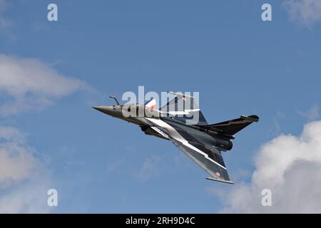 Il jet da caccia multiruolo Rafale dell'Air & Space Force francese parte da RAF Fairford nel sud dell'Inghilterra dopo aver partecipato al RIAT Foto Stock