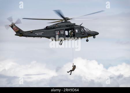 L'Aeronautica militare Leonardo HH-139B Search and Rescue Helicopter 1575 esegue un'operazione dimostrativa SAR presso il Royal International Air Tattoo Foto Stock