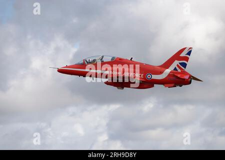 XX245 un velivolo British Aerospace Hawk T.1 Jet Trainer della Royal Air Force Red Arrows Aerobatic display Team parte dalla RAF Fairford dopo il RIAT Foto Stock