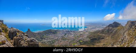 Foto panoramica di Città del Capo dalla cima di Table Mountain durante la giornata in cielo blu con veli nuvolosi fotografati in Sud Africa nel settembre 20 Foto Stock