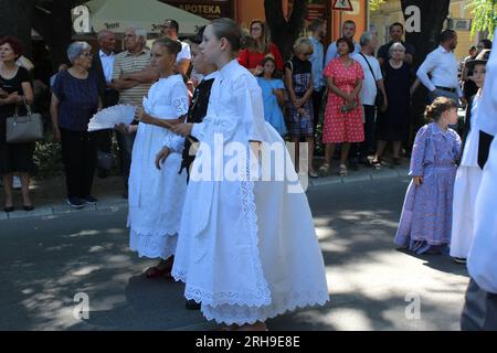 Ragazze con il vecchio vestito bianco Foto Stock