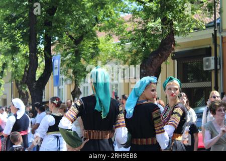 Ragazze in costume nazionale Foto Stock