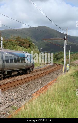 TransPennineExpress classe 397 giri Civity emu curva a Lowgill in Cumbria sulla West Coast Main Line con treno espresso passeggeri, 11 agosto 2023. Foto Stock