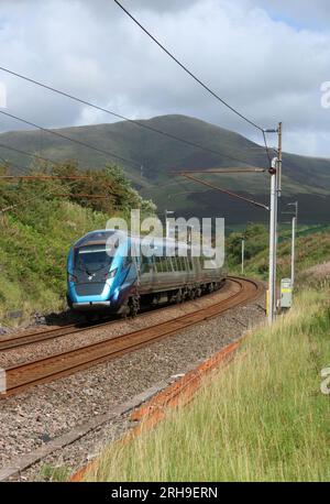 TransPennineExpress classe 397 giri Civity emu curva a Lowgill in Cumbria sulla West Coast Main Line con treno espresso passeggeri, 11 agosto 2023. Foto Stock