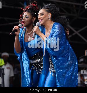 Debbie e Camille Sledge della Sister Sledge si esibiscono sul Grand Central Stage al Boomtown Fair Festival 2023 Foto Stock